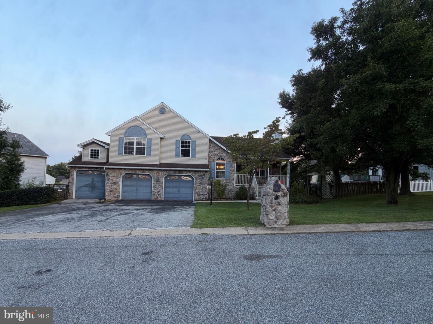 33 Brook Hollow Ave Property Photo 1
