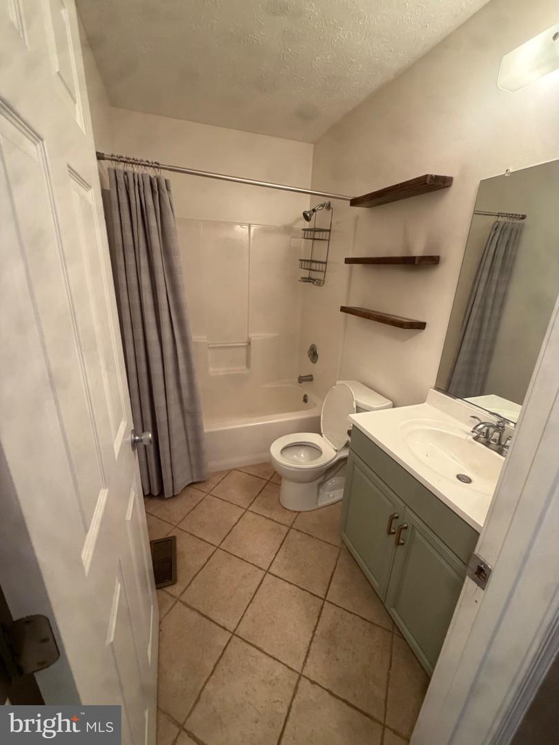 33 Brook Hollow Ave Property Photo 15