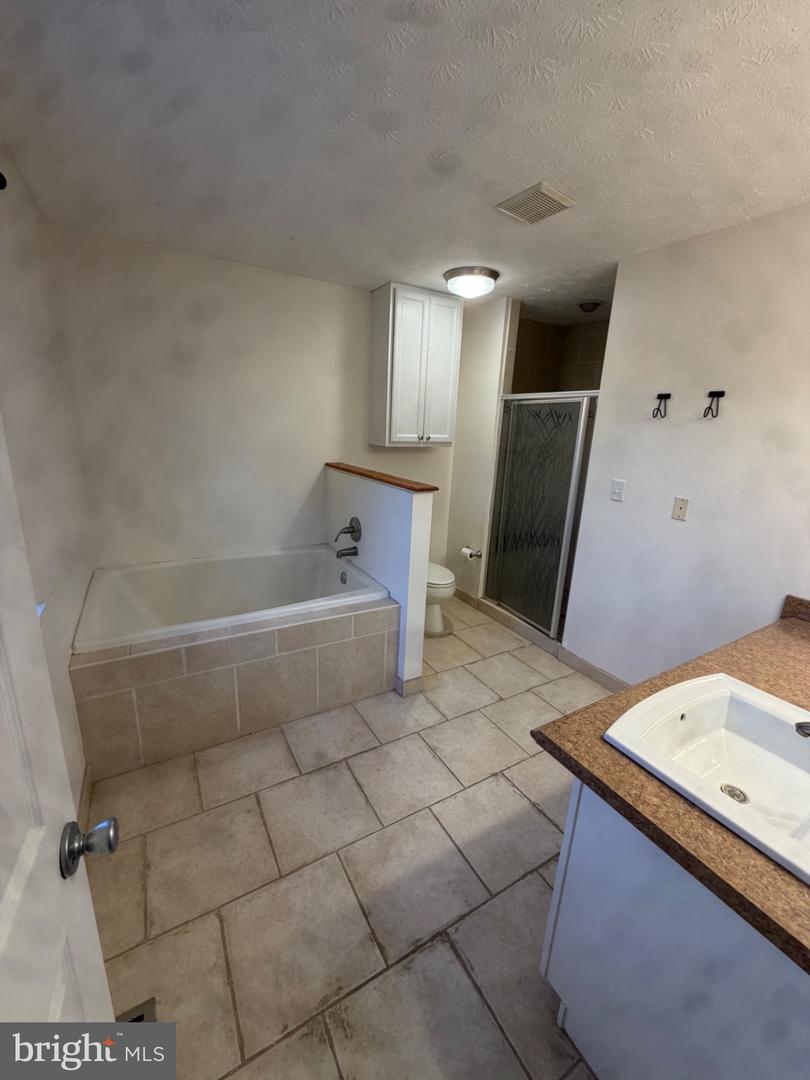 33 Brook Hollow Ave Property Photo 16