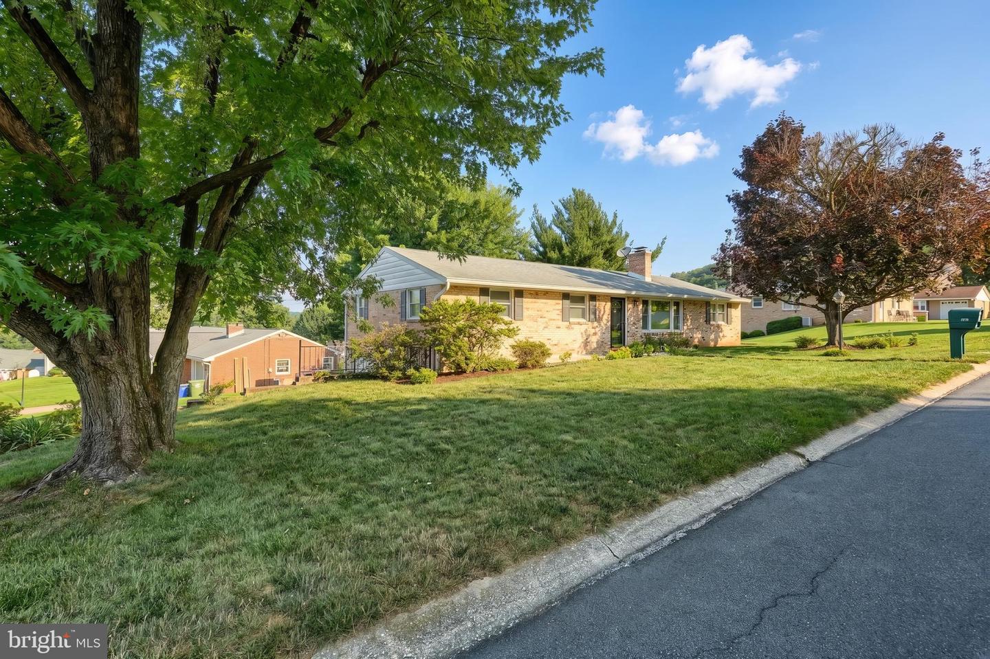 655 Skyview Dr Property Photo 2