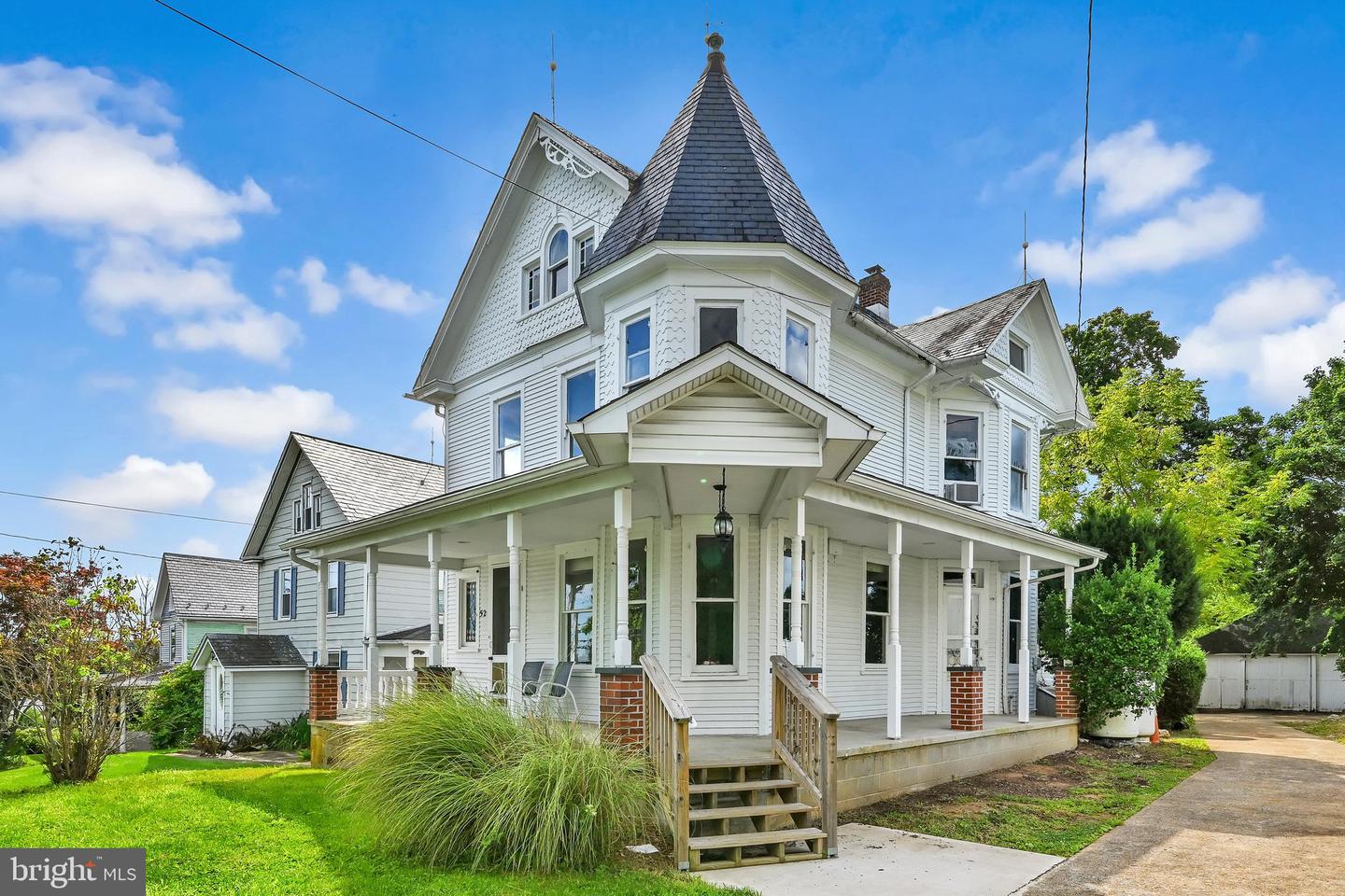 52 E MAIN ST
