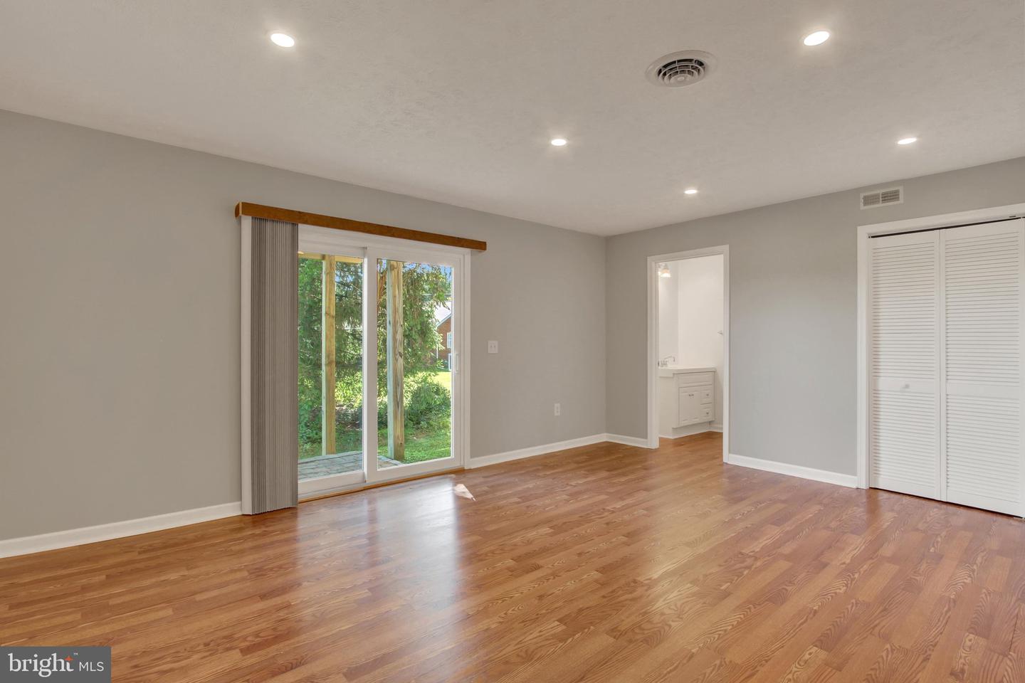 16887 Roosevelt Ln Property Photo 8