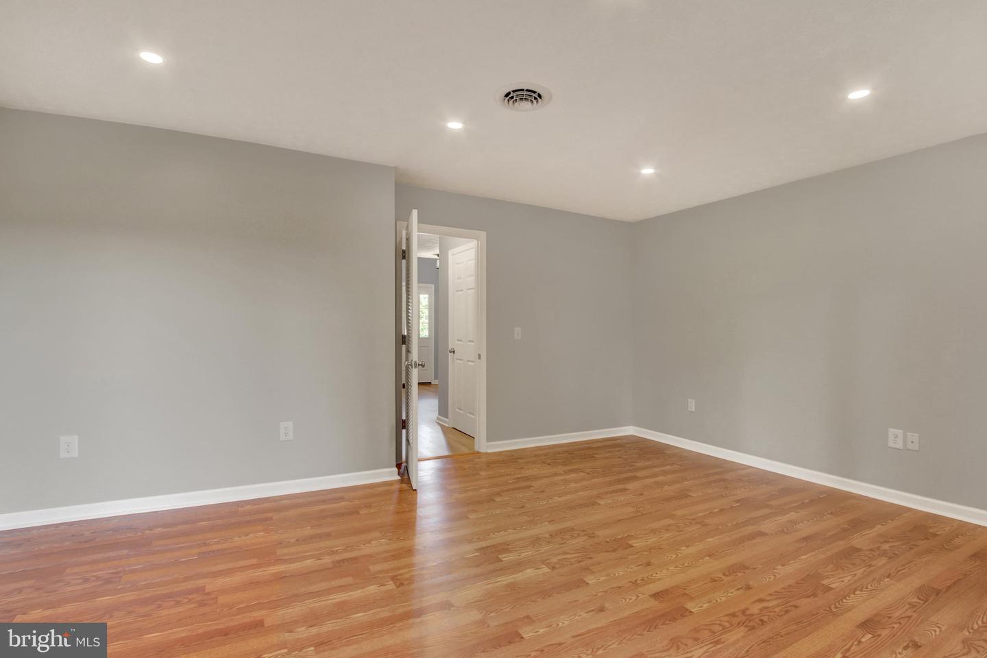 16887 Roosevelt Ln Property Photo 9