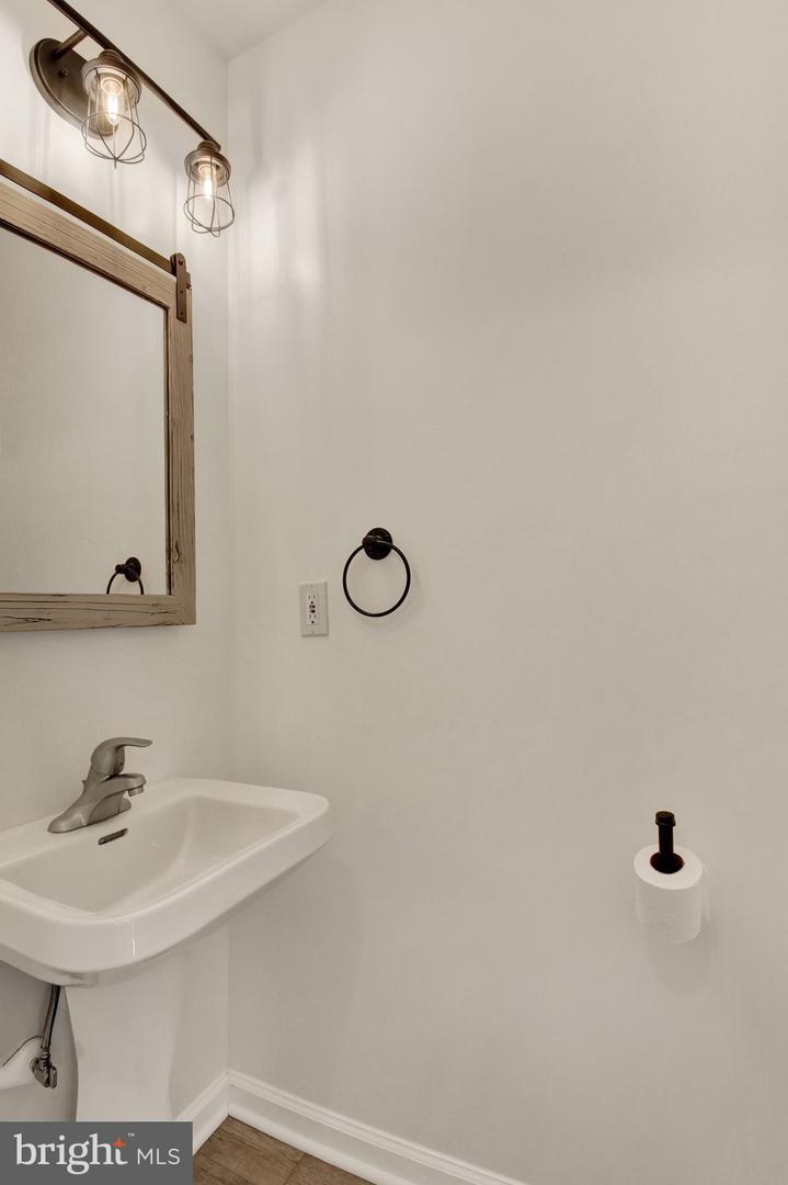 16887 Roosevelt Ln Property Photo 24