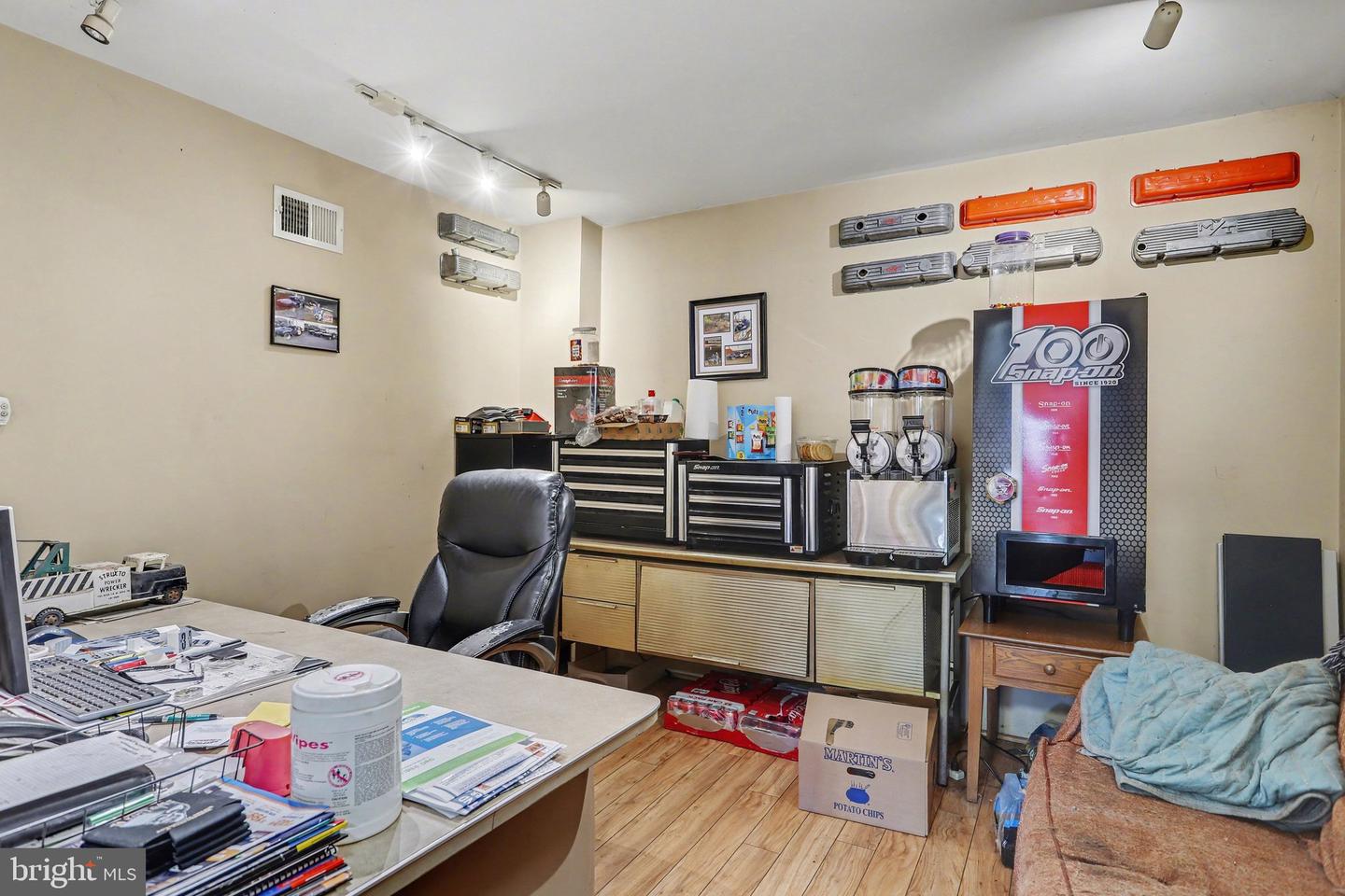719 Frederick St Property Photo 12