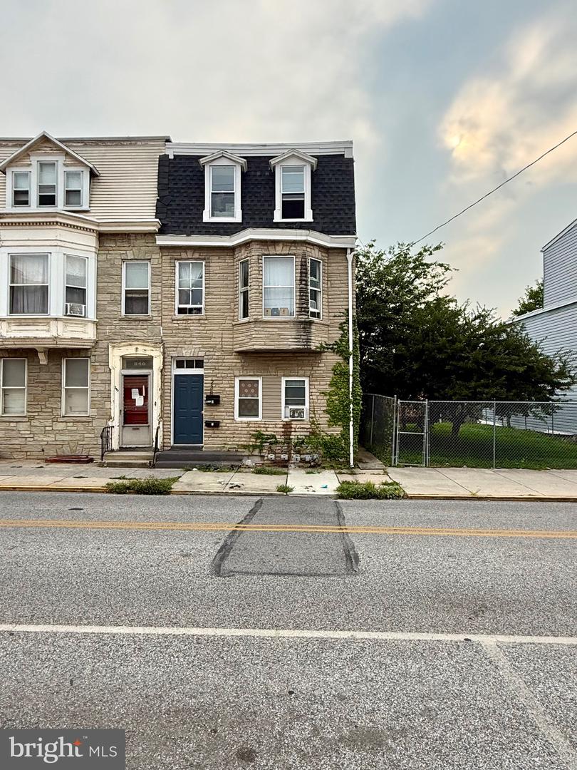 238 S PERSHING AVE Property Photo 1