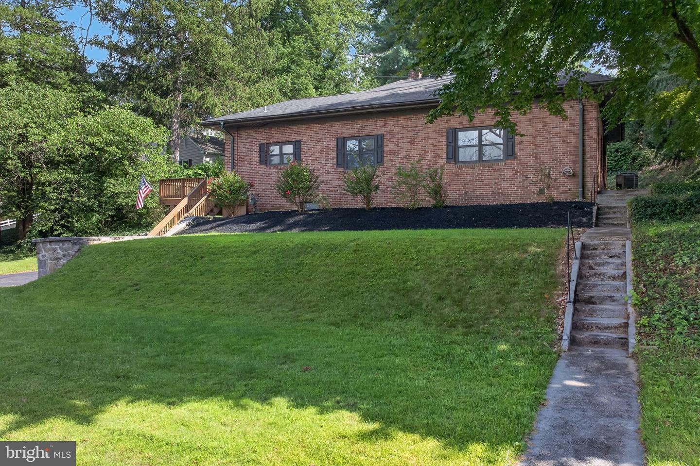 914 Somerset Ln Property Photo 3