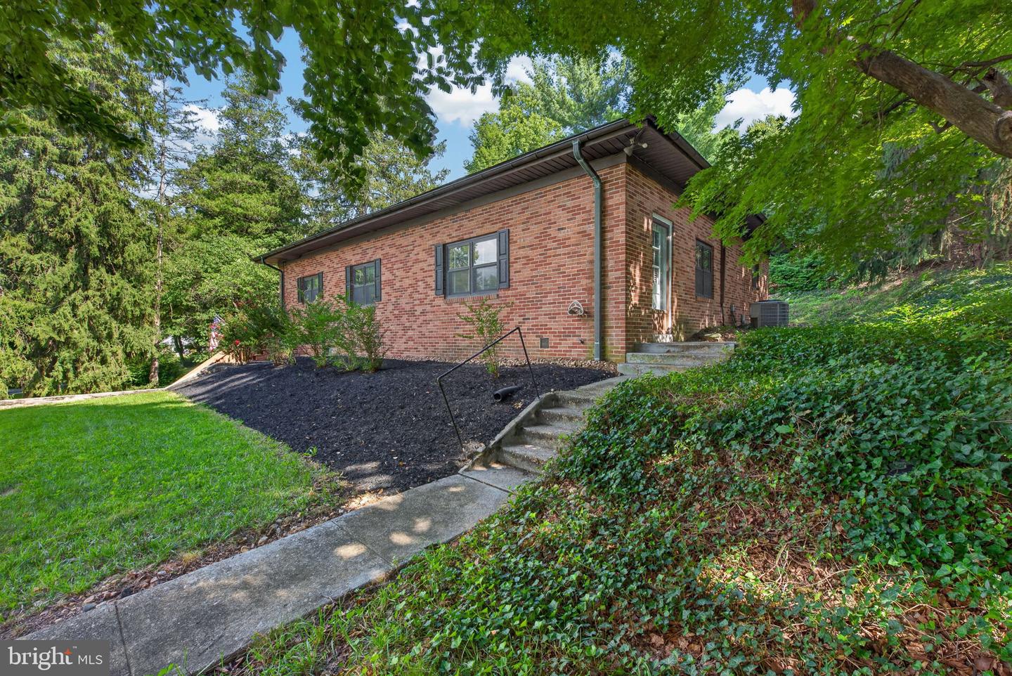 914 Somerset Ln Property Photo 4