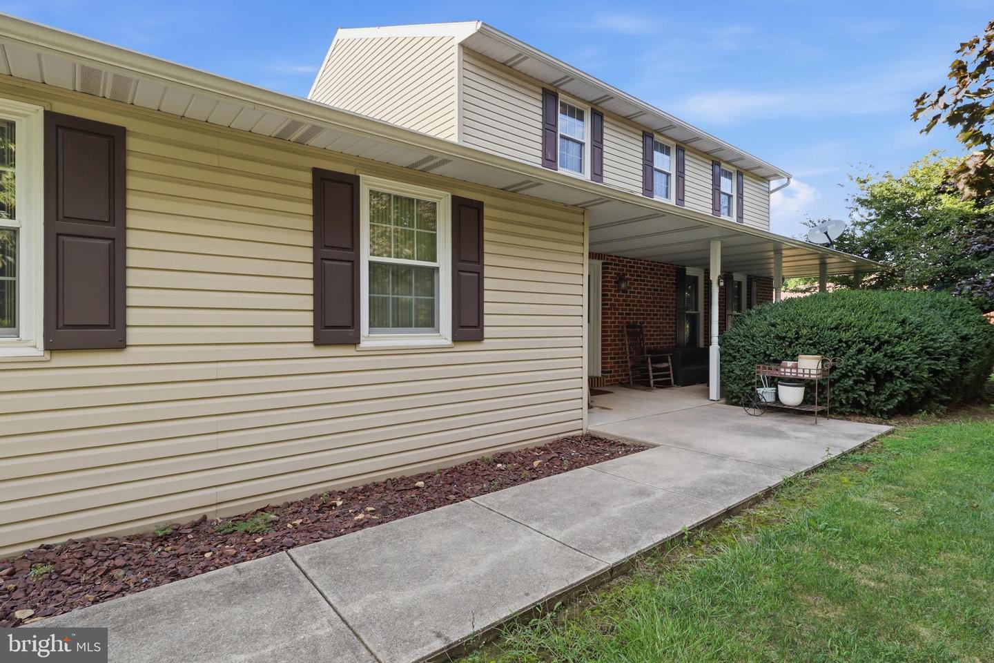 90 Steffie Dr Property Photo 3