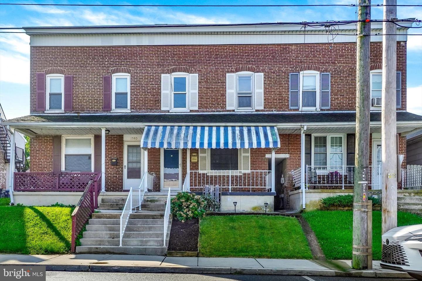 1582 W King St Property Photo 1