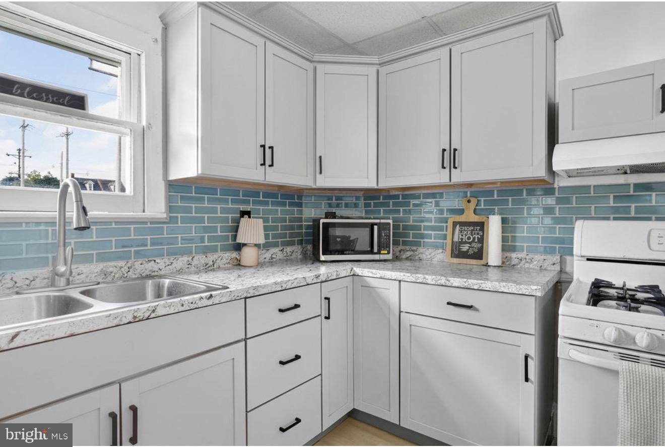 325 Lexington St Property Photo 3