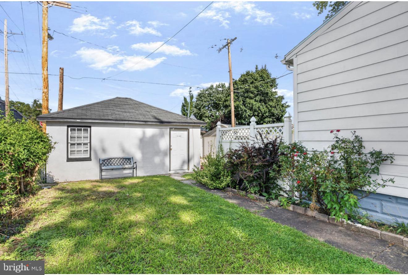 325 Lexington St Property Photo 17