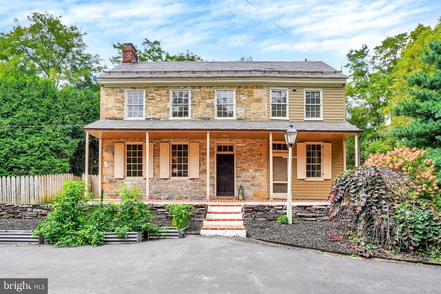 535 E LOCUST LN