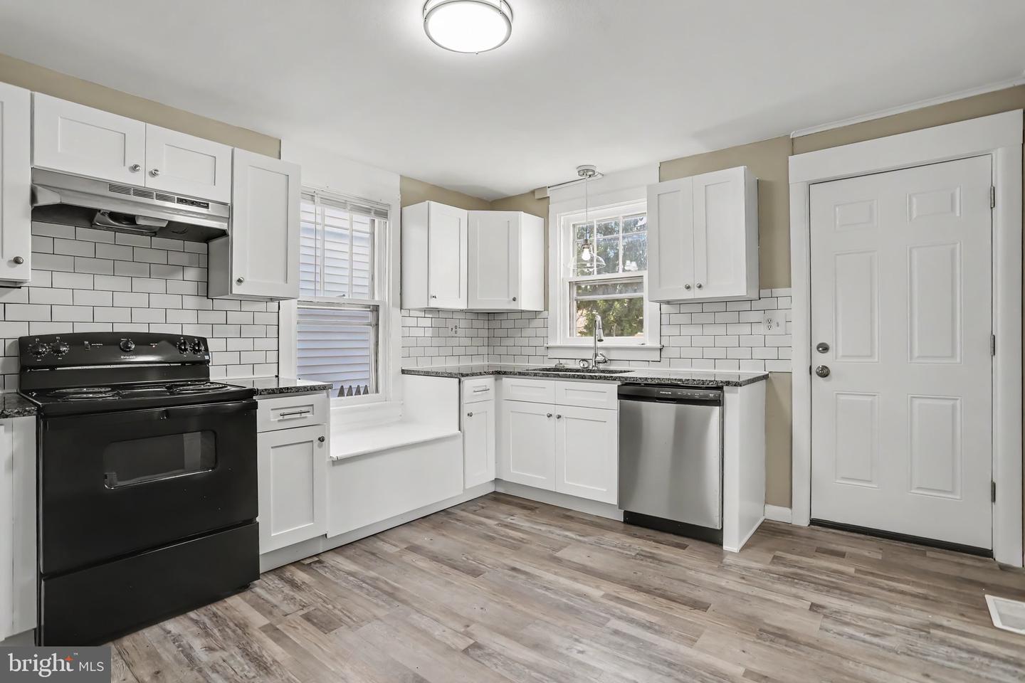 661 Frederick St Property Photo 6