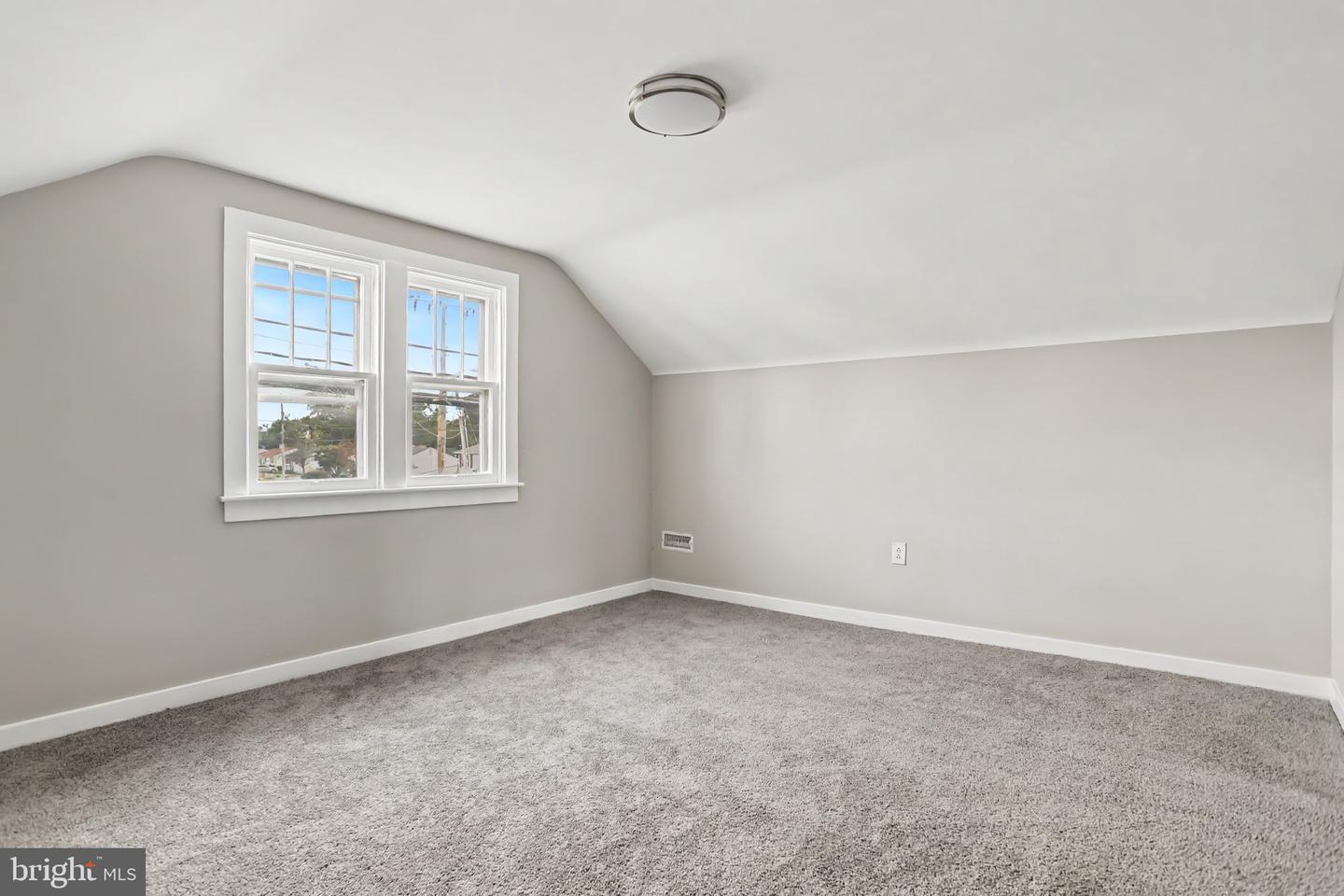 661 Frederick St Property Photo 8