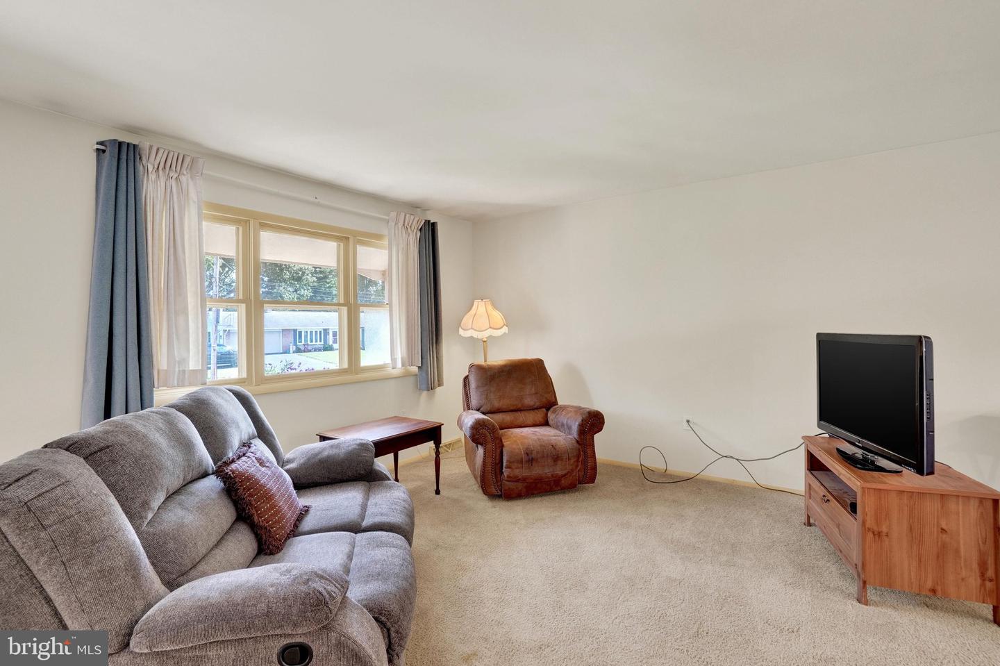 2140 Derry Property Photo 5