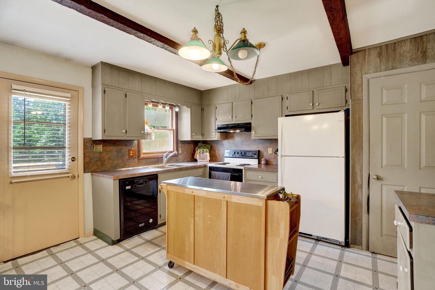 2140 Derry Property Photo 6