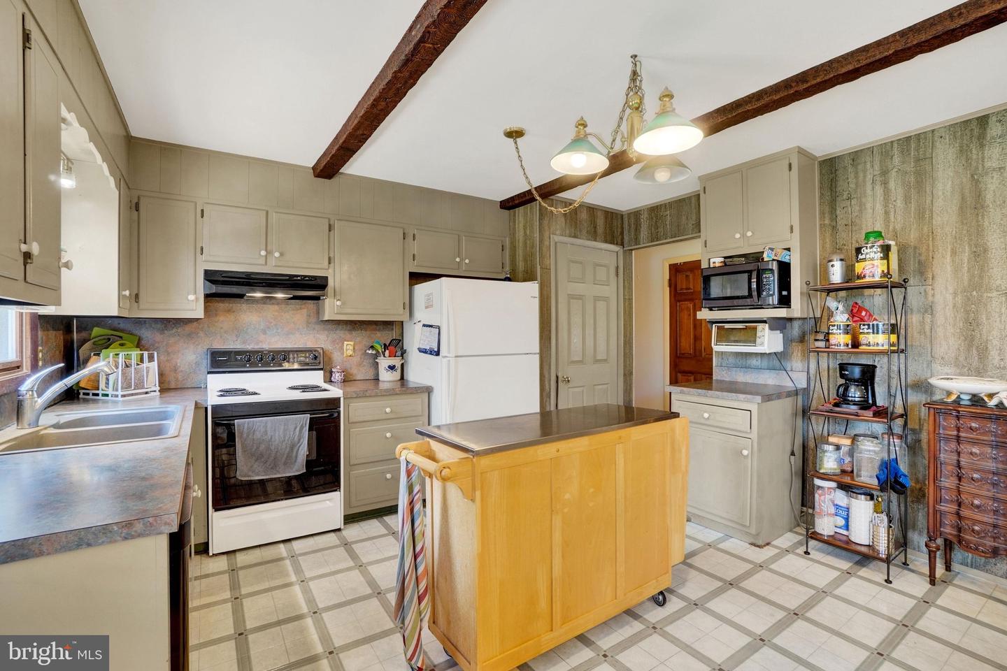 2140 Derry Property Photo 7