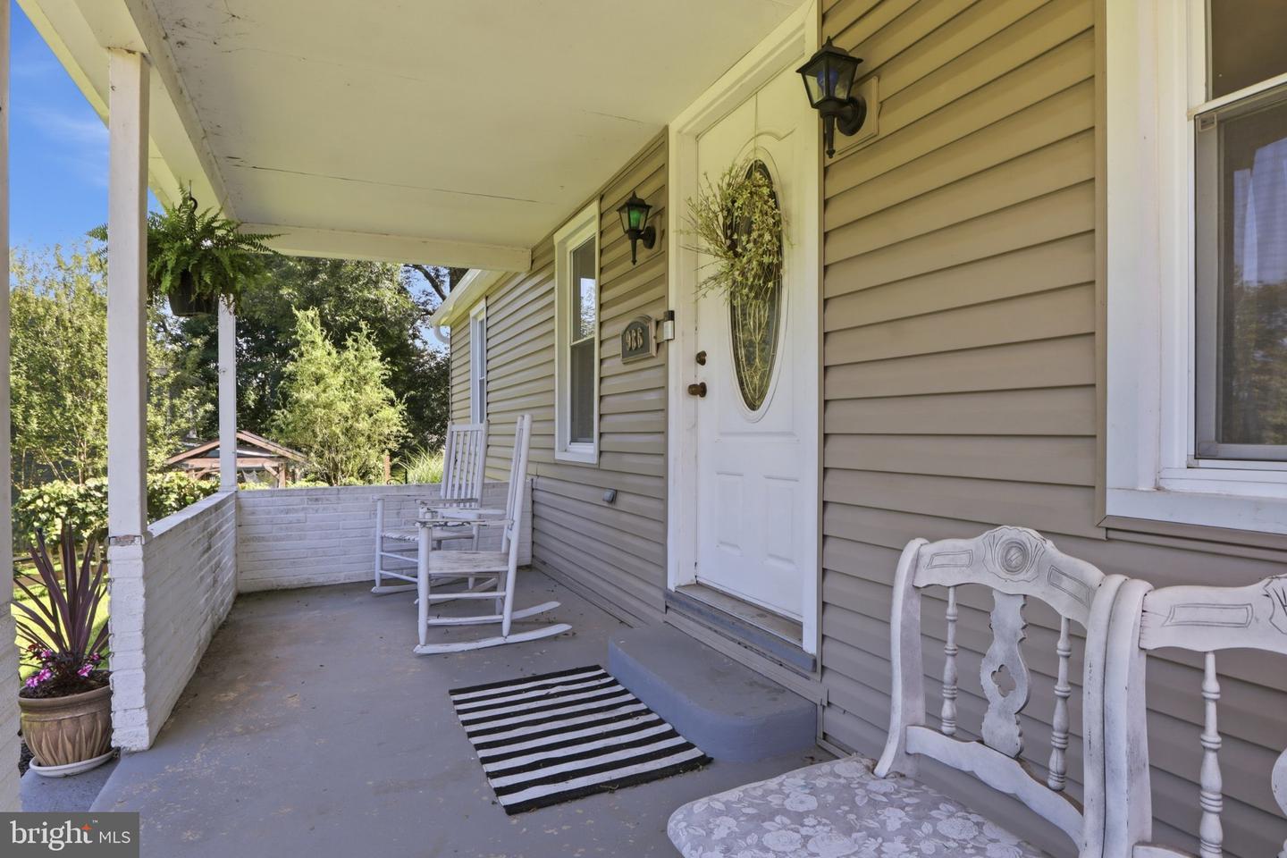 986 2nd St Property Photo 5