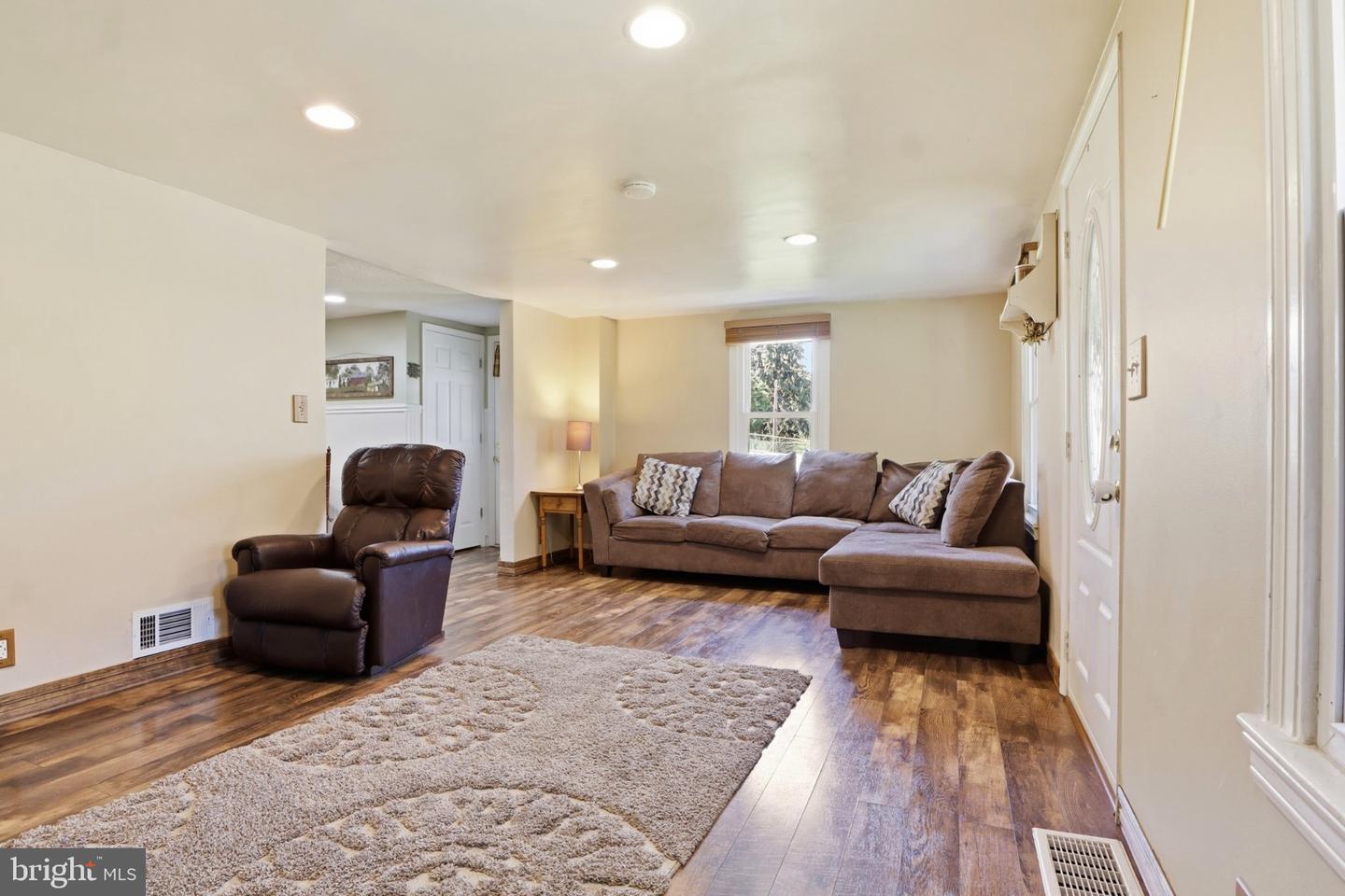 986 2nd St Property Photo 7