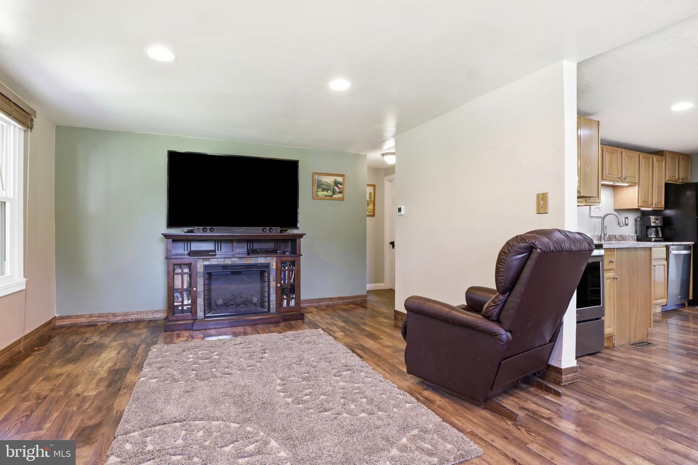 986 2nd St Property Photo 10