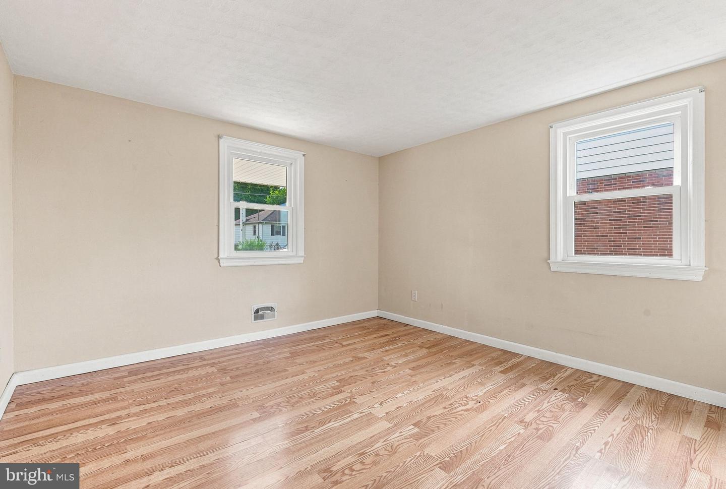 40 2nd St Property Photo 13