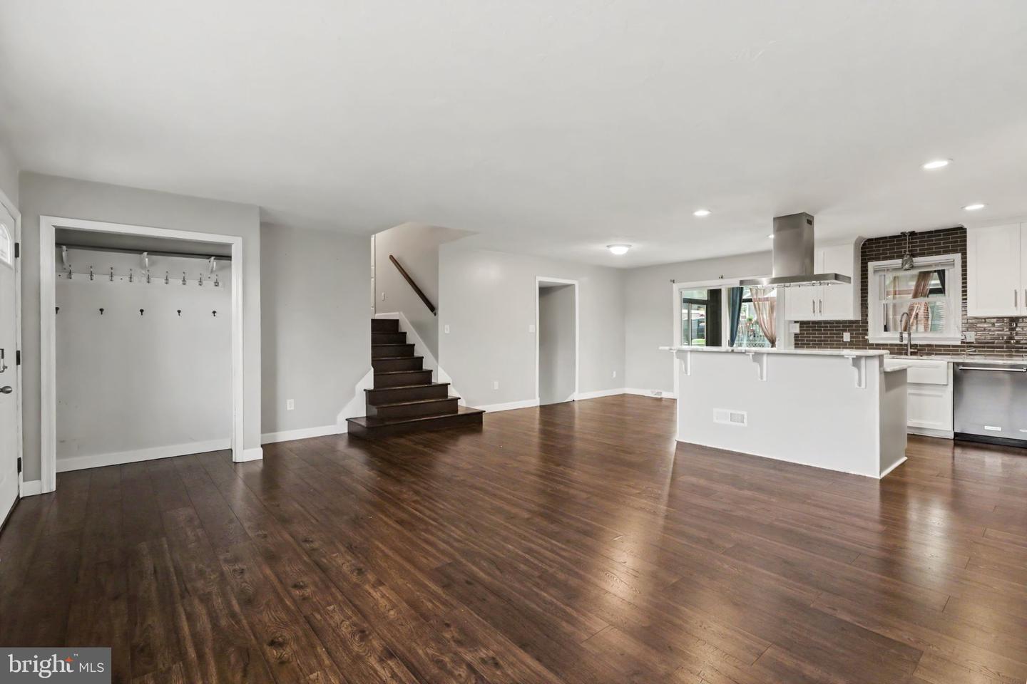 100 Amanda Ave Property Photo 3