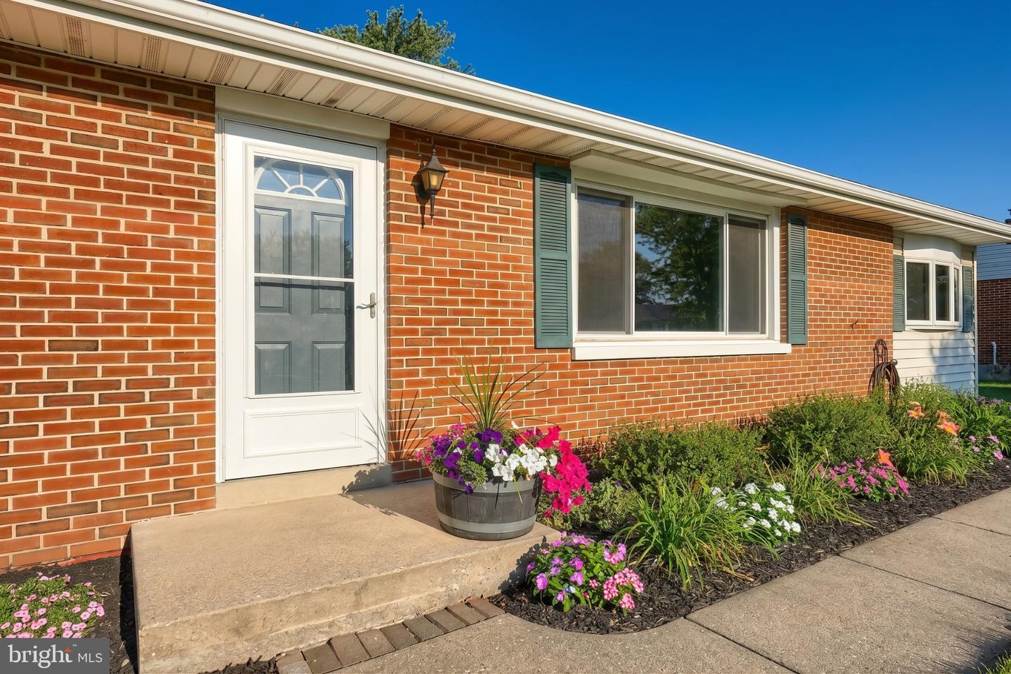 2551 Berkshire Ln Property Photo 2