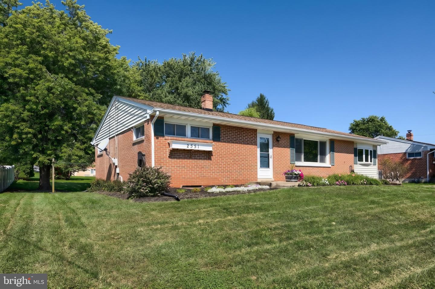2551 Berkshire Ln Property Photo 3