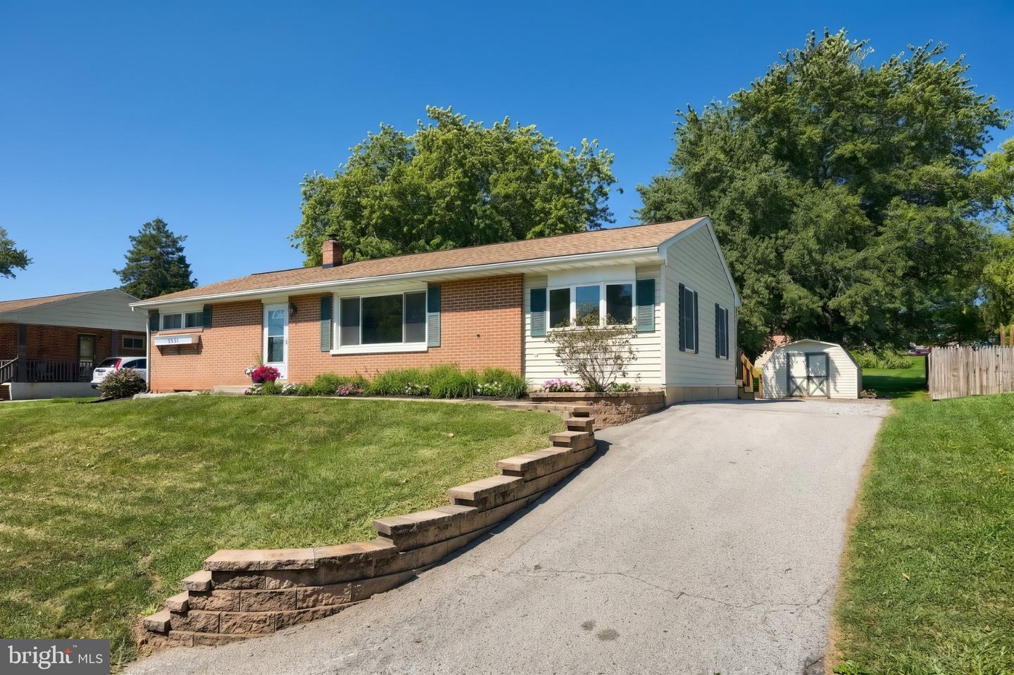 2551 Berkshire Ln Property Photo 4