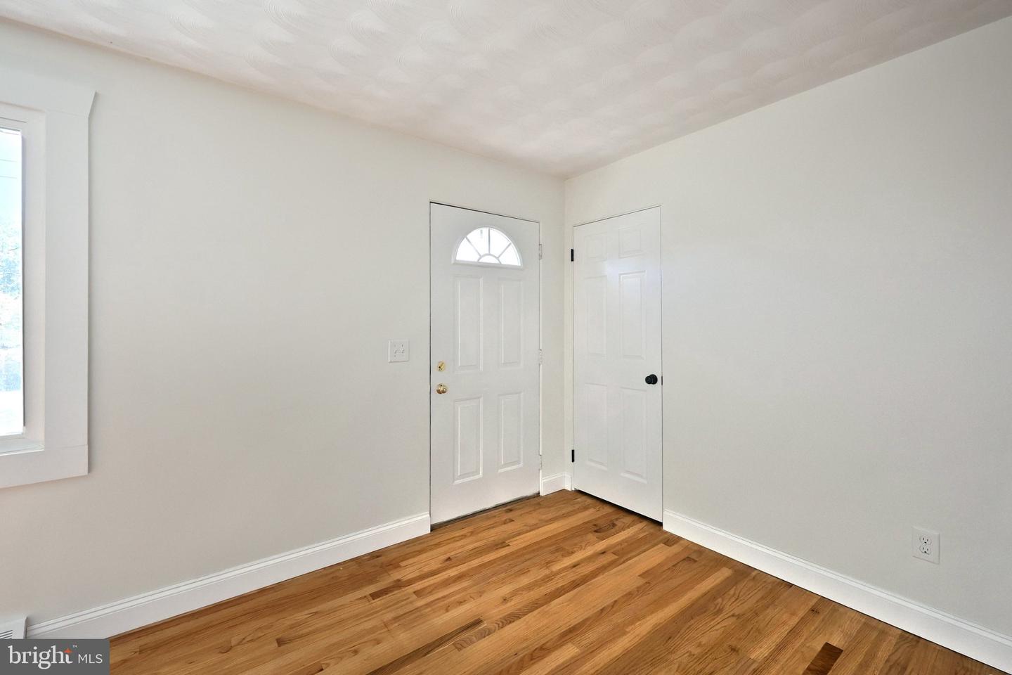 2551 Berkshire Ln Property Photo 6