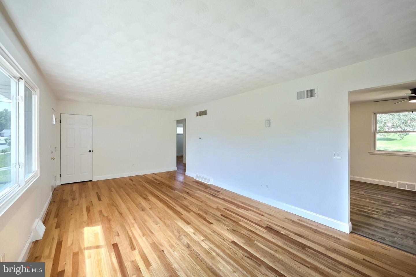 2551 Berkshire Ln Property Photo 8