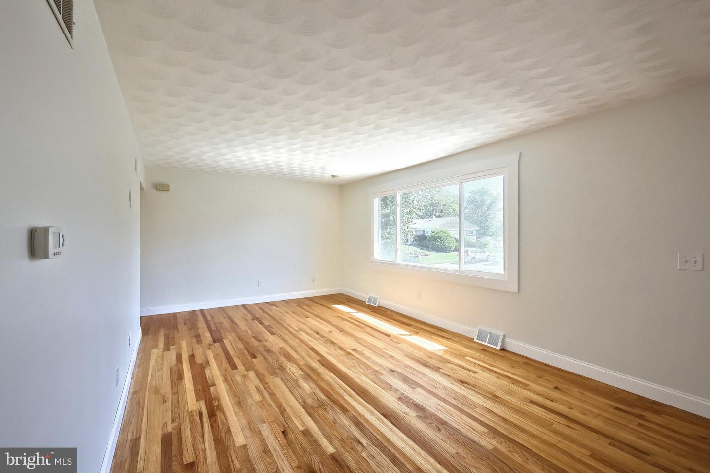 2551 Berkshire Ln Property Photo 9
