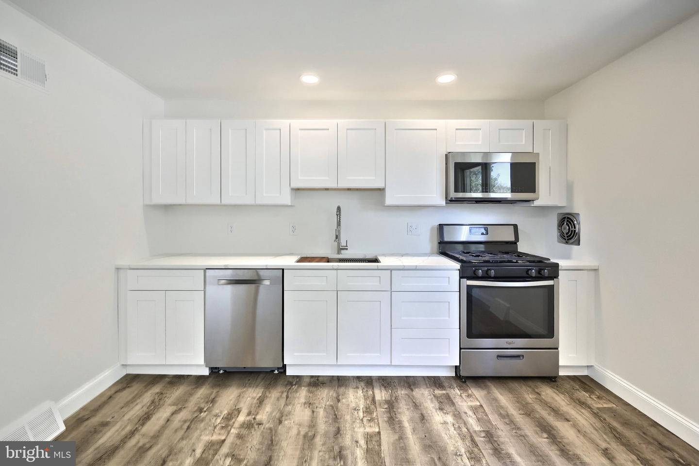 2551 Berkshire Ln Property Photo 11