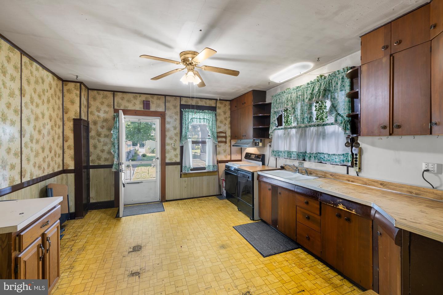 593 Baltimore St Property Photo 16