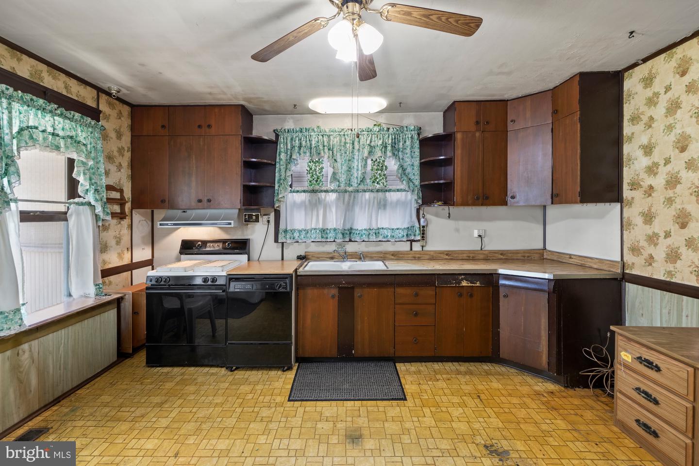 593 Baltimore St Property Photo 17