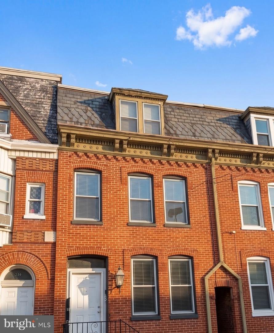 308 E KING ST #D Property Photo 1