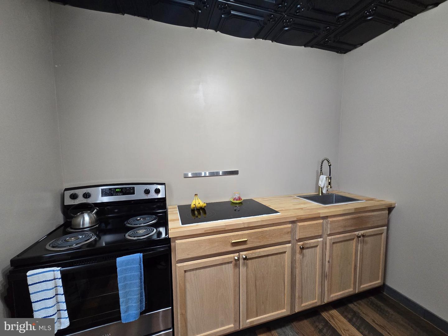625 E Middle St Property Photo 17