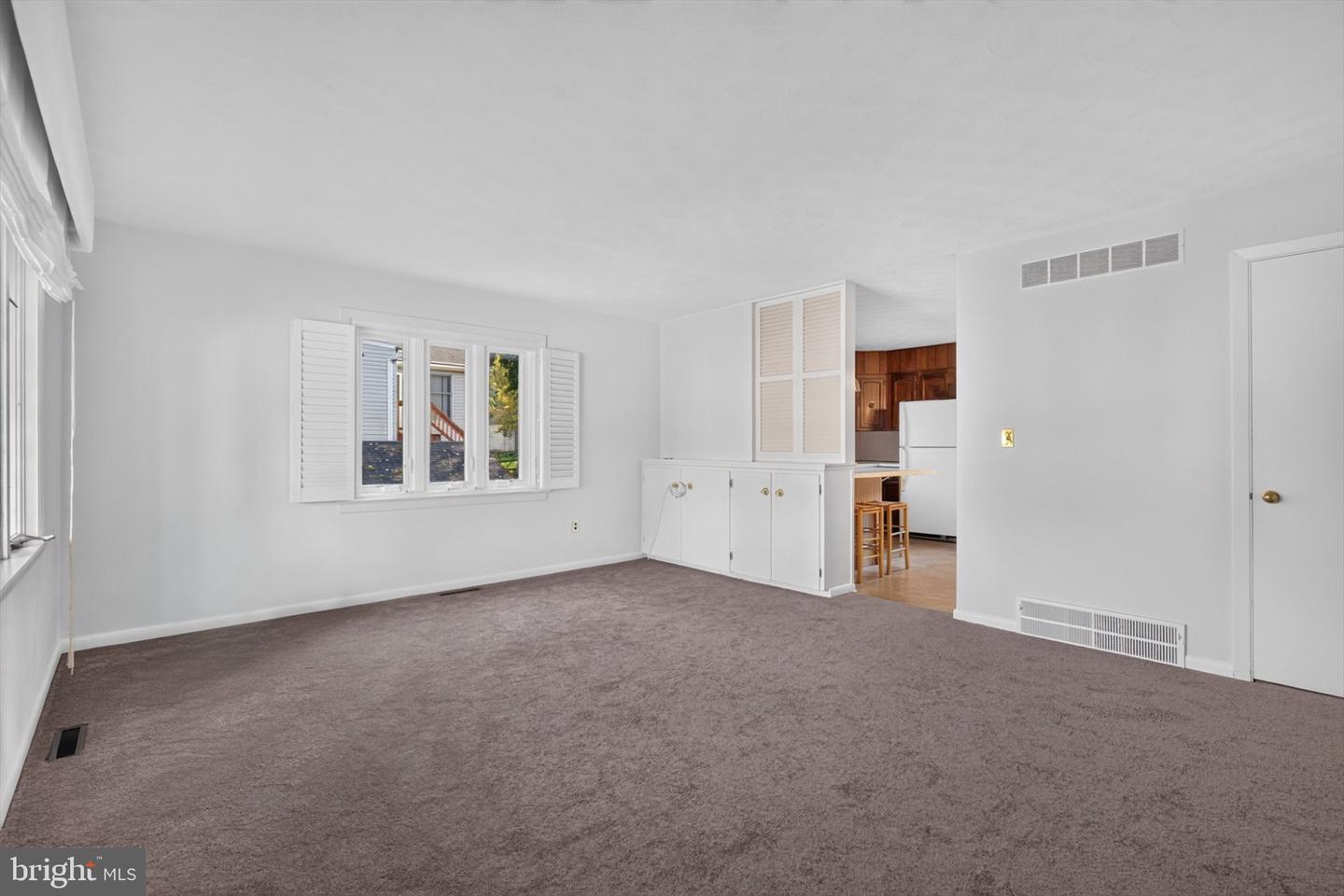 240 W Broad St Property Photo 4