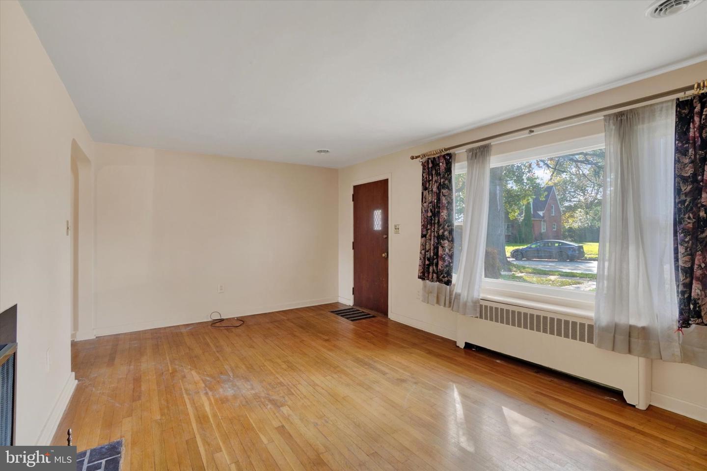 1579 E Philadelphia St Property Photo 3