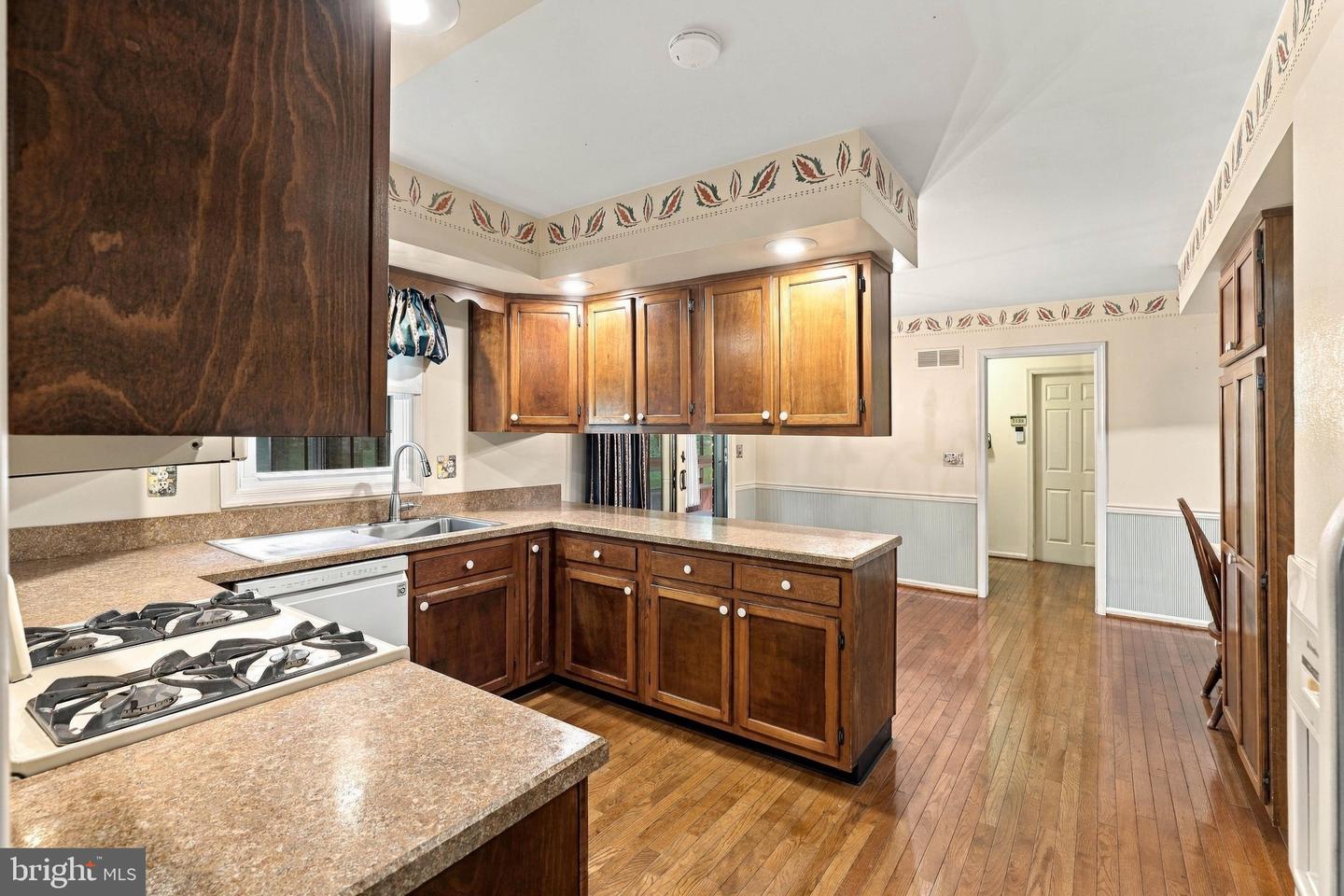 525 Eton Ln Property Photo 24