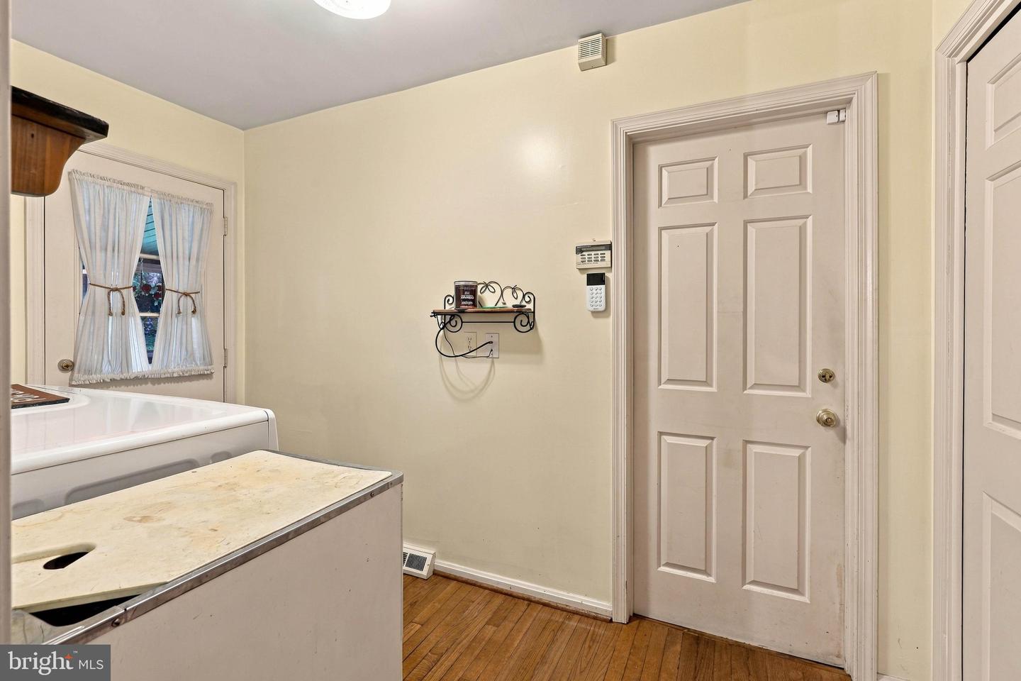525 Eton Ln Property Photo 26