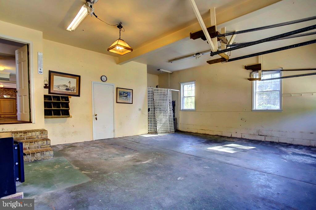 5557 Main St Property Photo 23