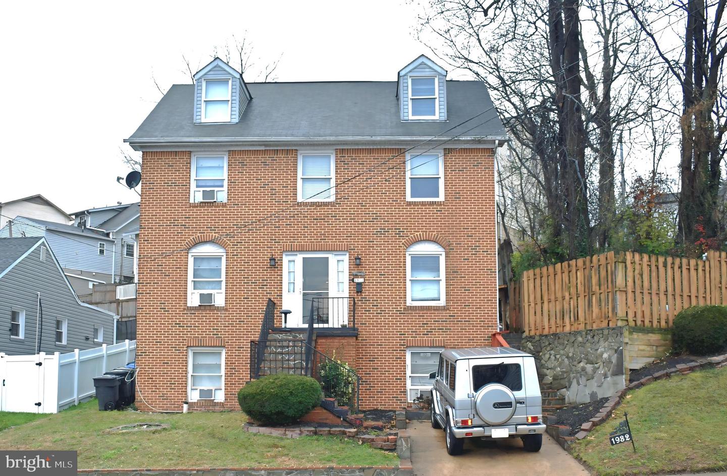 1932 S Kenmore St Property Photo 1
