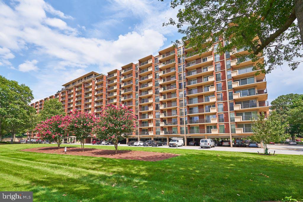 1300 Army Navy Dr #322 Property Photo