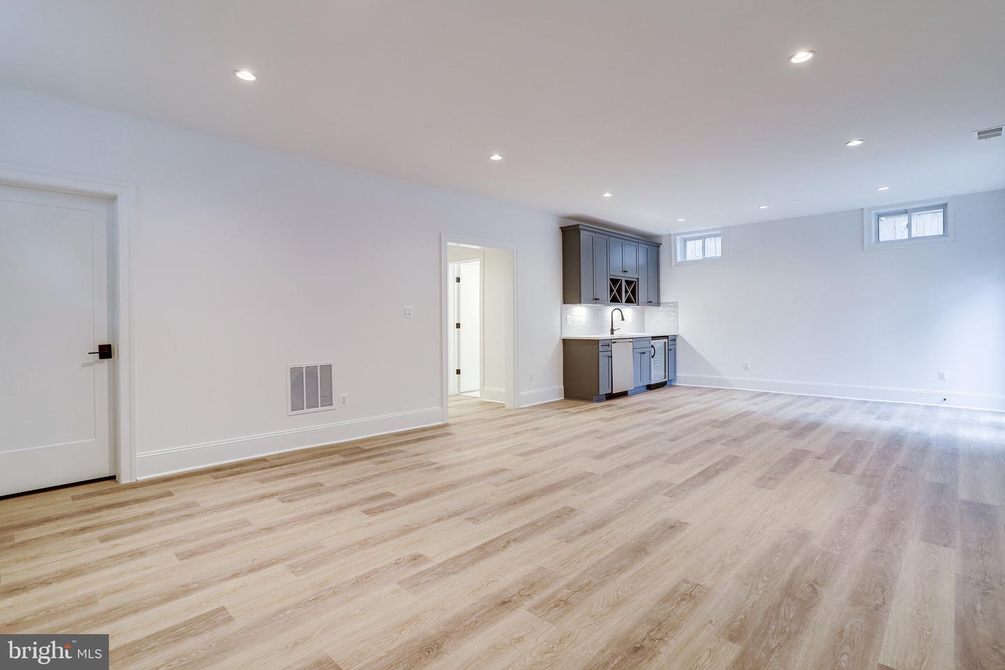 1933 N Van Buren St Property Photo 56