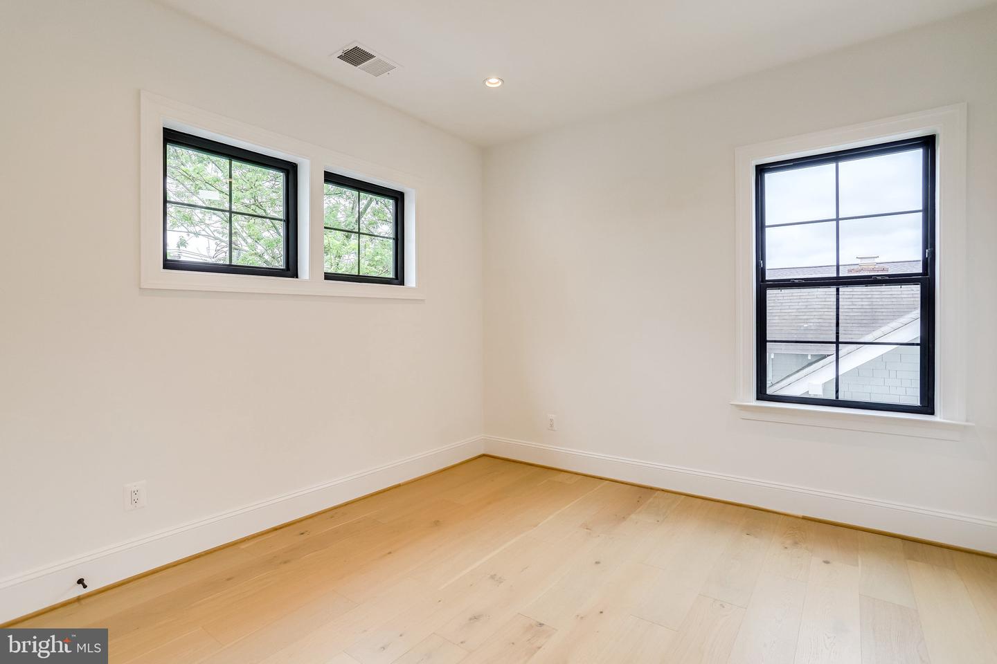 1933 N Van Buren St Property Photo 58