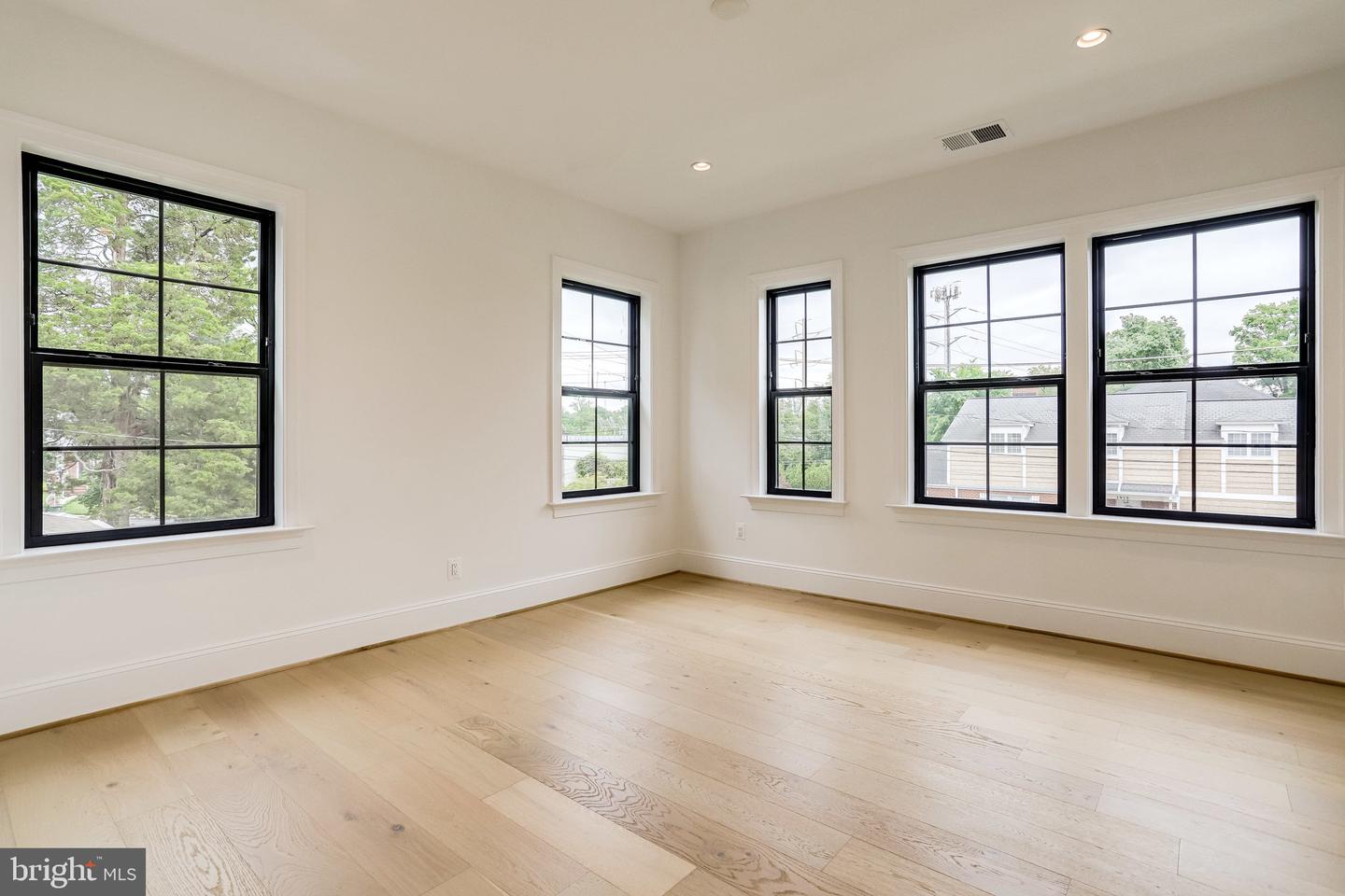 1933 N Van Buren St Property Photo 61