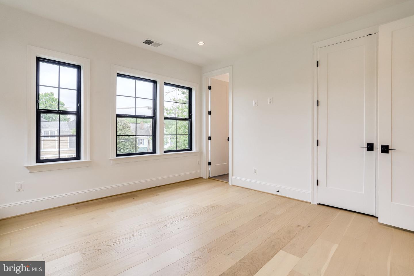 1933 N Van Buren St Property Photo 62