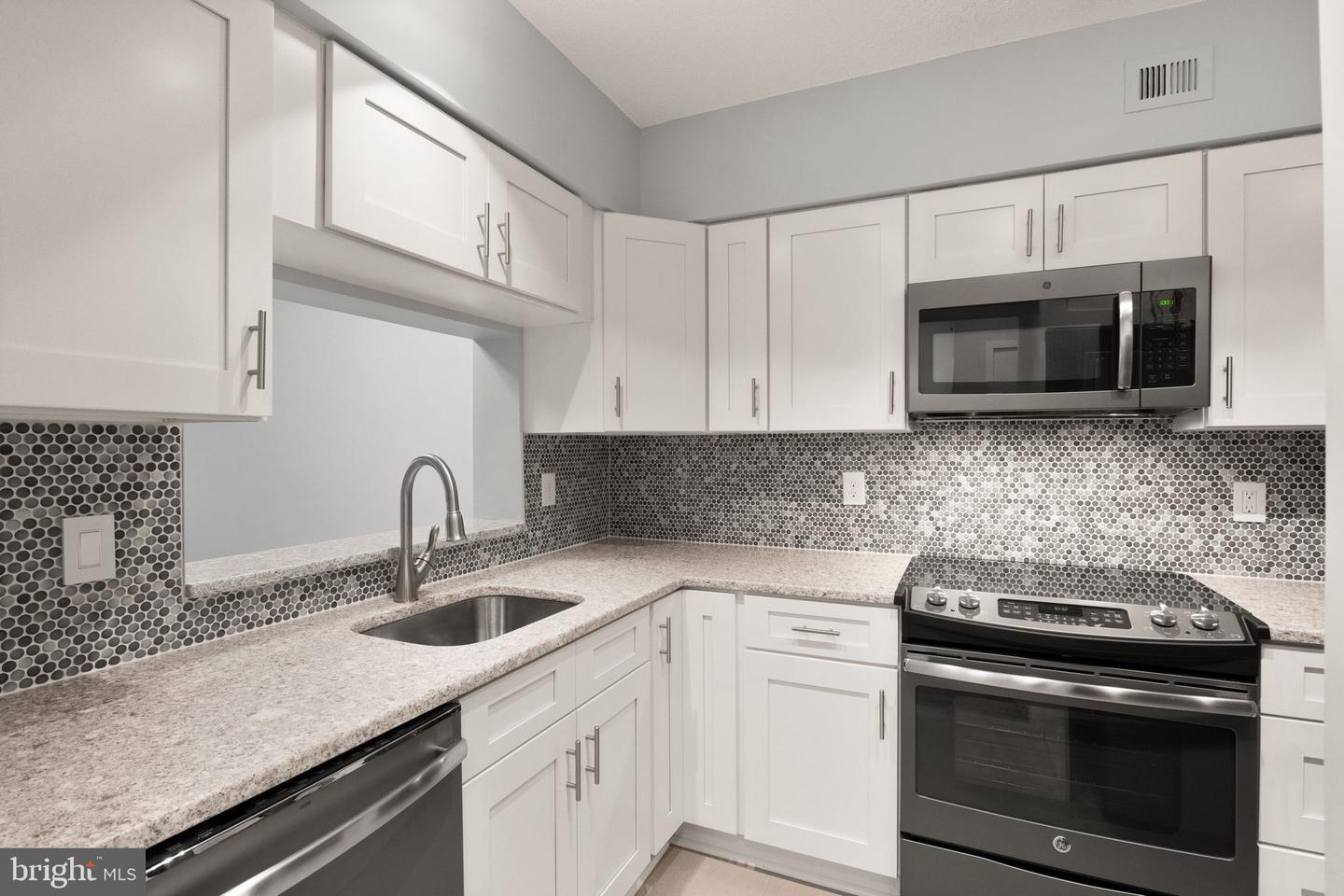 1805 Crystal Dr #215s Property Photo